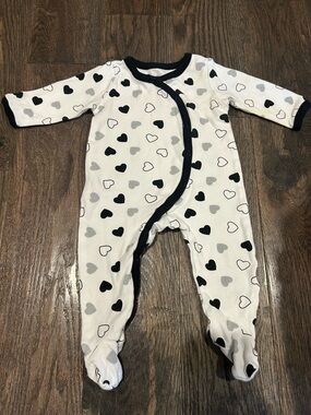 Sterling Baby White Heart Print One-Piece Sleeper 3 months